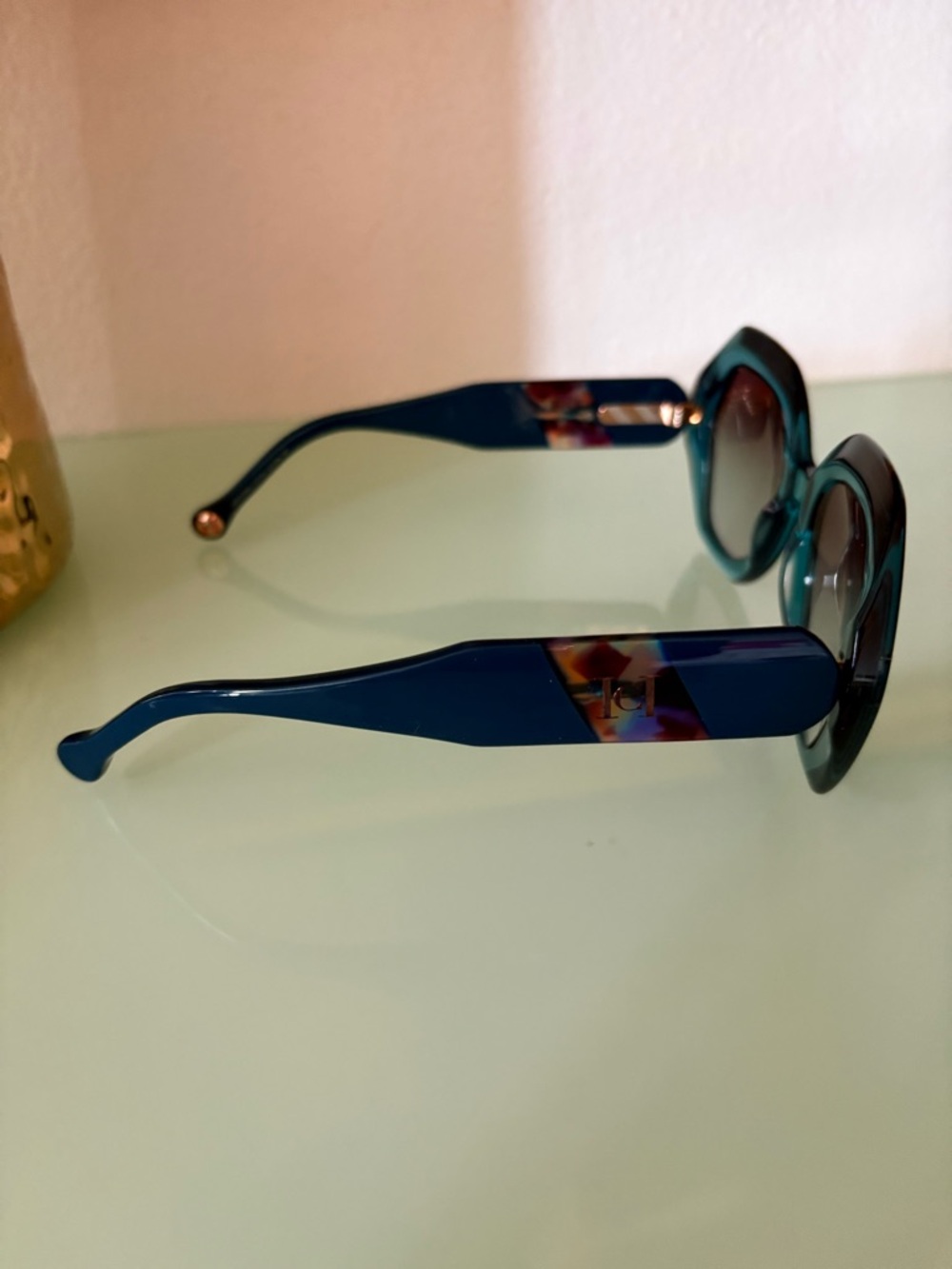 Carolina Herrera Oversized Sunglasses with Original Case - Picture 7 of 15